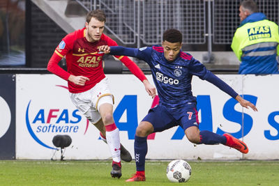 Neres bezorgt iedereen tegenover hem in een rood shirt een vervelende middag...