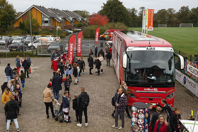 Lucky heeft de spelersbus geparkeerd bij VV Unicum. © Pro Shots