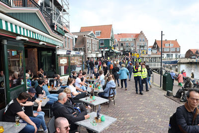 Volop gezelligheid op De Dijk. © De Brouwer