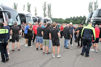 Vierhonderd Ajacieden maken de gang naar het stadion met die veel te lange naam. © SV Ajax