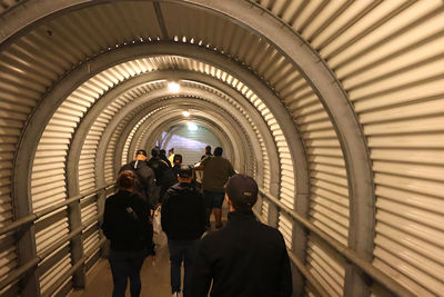 Door de tunnel terug naar de bussen. © De Brouwer