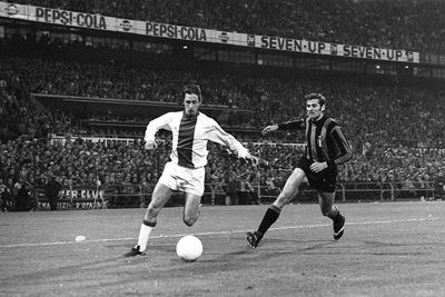 Cruijff zweeft over het veld en is Faccetti te snel af. © Kick images/Ton den Haan