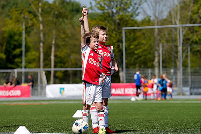 Wie vindt dat Ajax de mooiste club van de hele wereld is? © De Brouwer