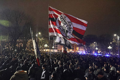 Verzamelen voor de corteo. © De Brouwer