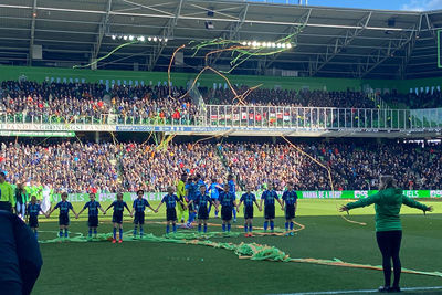 Hier worden we serieus blij van: mascottes op het veld! © Ajax Life