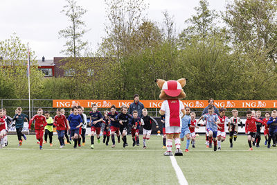 Lucky verzorgt de warming-up. Warm die spiertjes maar lekker op! © Pro Shots