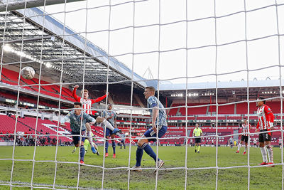 Vertessen lijkt de score voor PSV te verdubbelen, maar de arbitrage spot hands. © Pro Shots