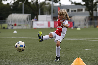 Op een slof en een oude voetbalschoen! © De Brouwer