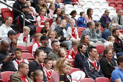 Onze Ajaciedjes hebben hun eigen supporters meegenomen. © De Brouwer