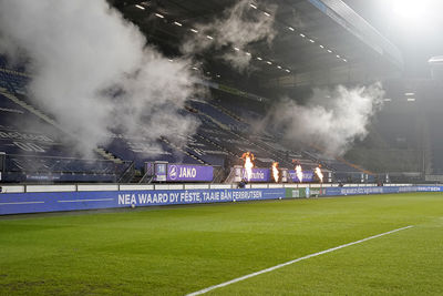 Voor wie voor wat? Het blijft een rotgezicht. Sfeervuurwerk in een leeg huis. © Pro Shots