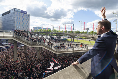 Huntelaar moet een liedje zingen en krijgt de meute mee! © Ajax Images