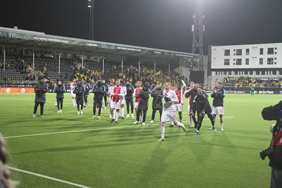 Het shirtje van Taylor gaat naar supporters. © SV Ajax