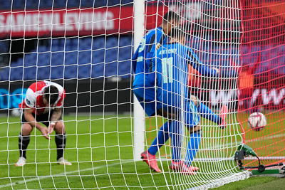 Senesi baalt en twee Ajacieden ‘vechten’ om de bal in het net. © Pro Shots