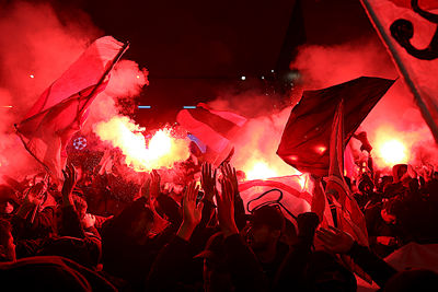 Het blauwe Ibrox kleurt Ajaxrood. © De Brouwer