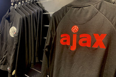 Het vestje met op de achterkant de bekende letters. © Ajax Life