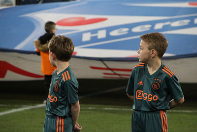 Even zien wat er allemaal om je heen gebeurt. Dat is best veel! © Ajax Kids Club