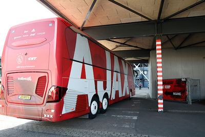 De mooiste spelersbus van Nederland heeft zijn kostbare lading gedropt. © De Brouwer