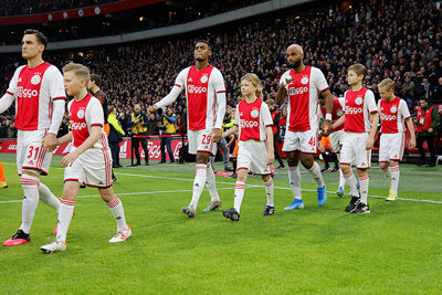 Daar loop je dan in het echte Ajaxshirt. Gaaf! © De Brouwer