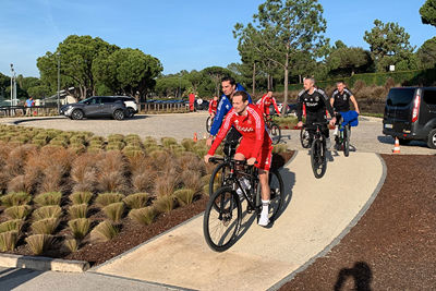 De beentjes los fietsen. Het is traditie tijdens trainingskampen. © Ajax Life