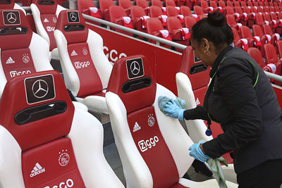 Alle stoeltjes in de dug-out worden vooraf goed geboend. Iets met corona. © De Brouwer