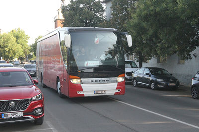 Daar is de bus van Vojvodina. © SV Ajax