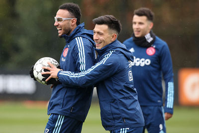 Ook Mazraoui moet aan de bril, na een bal tegen het hoofd op bezoek bij Heracles. © AFC Ajax