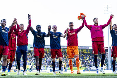 Spelers en uitvak bedanken elkaar voor bewezen diensten. © Pro Shots