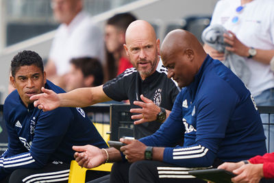 Zijn Paderborn-collega won het, maar ook Ten Hag was vocaal aanwezig. © AFC Ajax