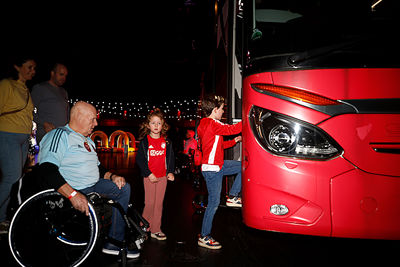 De bus is een magneet voor grote en kleine Ajacieden. © De Brouwer