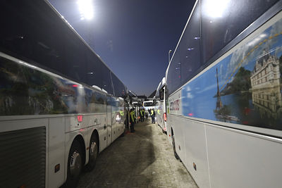 Juiste busje zoeken en met gierende banden naar huis. © De Brouwer