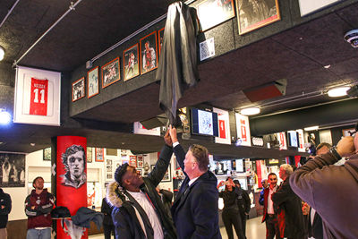 Ook Seedorf helpt een handje met de onthulling. © Ajax Life