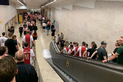 Denk bij dit plaatje harde Ajaxliedjes en glimlachende Benfica-supporters © Ajax Life