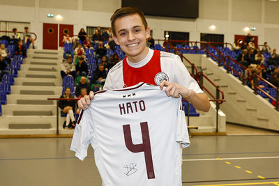 En dan win je zomaar een gesigneerd shirt van Hato! © Pro Shots