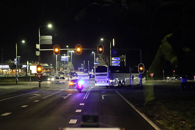 Supportersbussen komen aan in Doetinchem. © De Brouwer