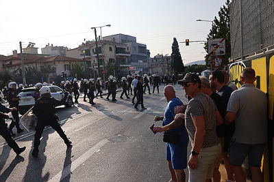 Een ‘warm’ ontvangst bij het Agia Sofia Stadion. © De Brouwer