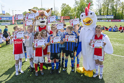 Ajaciedjes, diploma’s, Lucky en Kippie. Kortom, een dolle boel. © Pro Shots