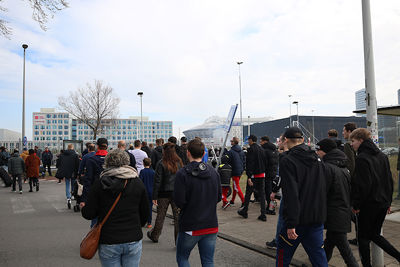 Op naar huis of de stad in. Is het al zondag 14.30 uur? © De Brouwer