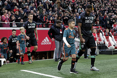 Mascottes Ajax Kids Club in uittenue bij Ajax - Ado Den Haag