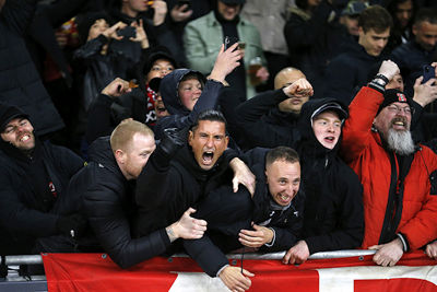 En dus zien we blije koppen op de tribune. © De Brouwer