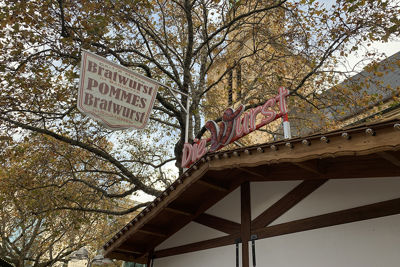 Bratwurst mit Pommes. En Bratwurst. Hadden we al gezegd dat er ook Bratwurst is? © Ajax Life