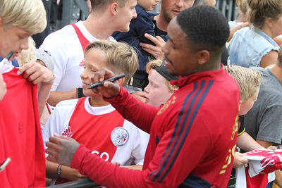 Bergwijn had het ook flink druk met krabbelen. © SV Ajax