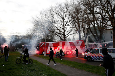 Zijn er fakkels mee? Ja, natuurlijk zijn er fakkels mee. © De Brouwer