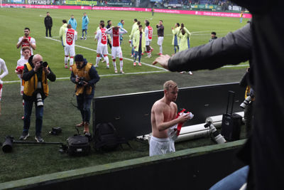 Klaassen geeft zijn shirt weg. © De Brouwer