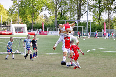 Natuurlijk trapt Lucky een balletje mee. © Pro Shots