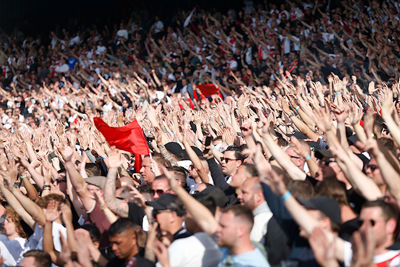 Vol achter Ajax. Altijd en overal. © De Brouwer