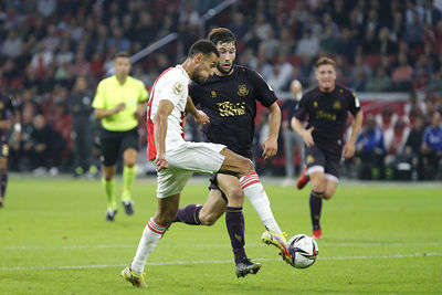 Kijk maar! Mazraoui prikt dan toch binnen, na een waanzinnige bal van Martínez. © De Brouwer