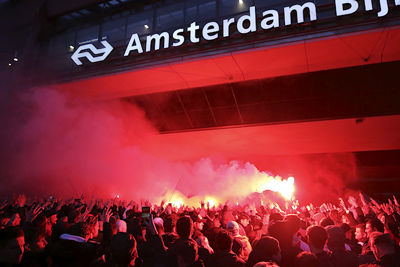 Niet onder de brug bij de hoofdingang, maar bij station Bijlmer Arena. © De Brouwer