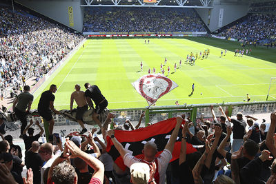 Supporters en spelers bedanken elkaar voor een bewogen seizoen. © De Brouwer