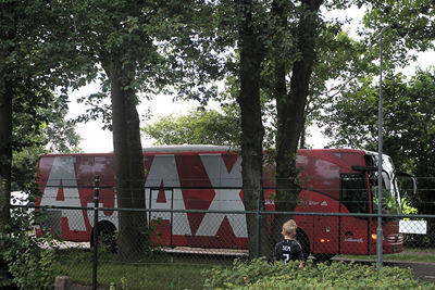 Sem onthaalt de spelersbus van Ajax. © SV Ajax