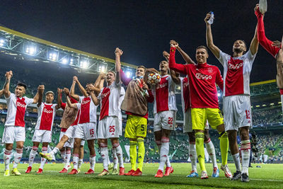 Deze taferelen tussen spelers en supporters hadden we zo gemist! © Pro Shots